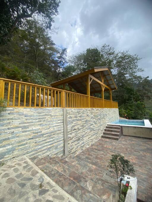 Cabaña rodeada de naturaleza