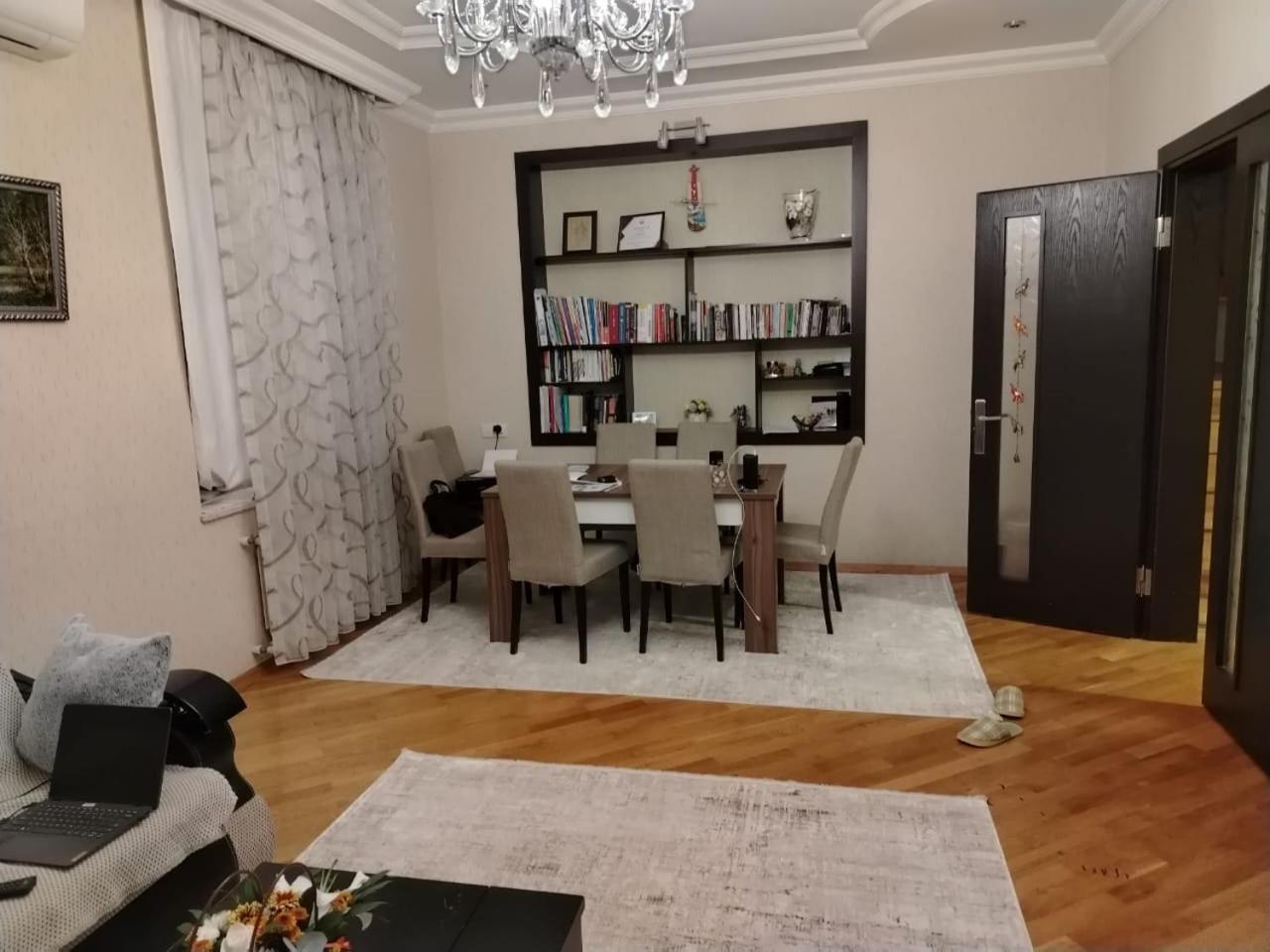 House with 3 bedrooms,1 living room and a kitchen in Bakikhanov district, near Tolkuchka