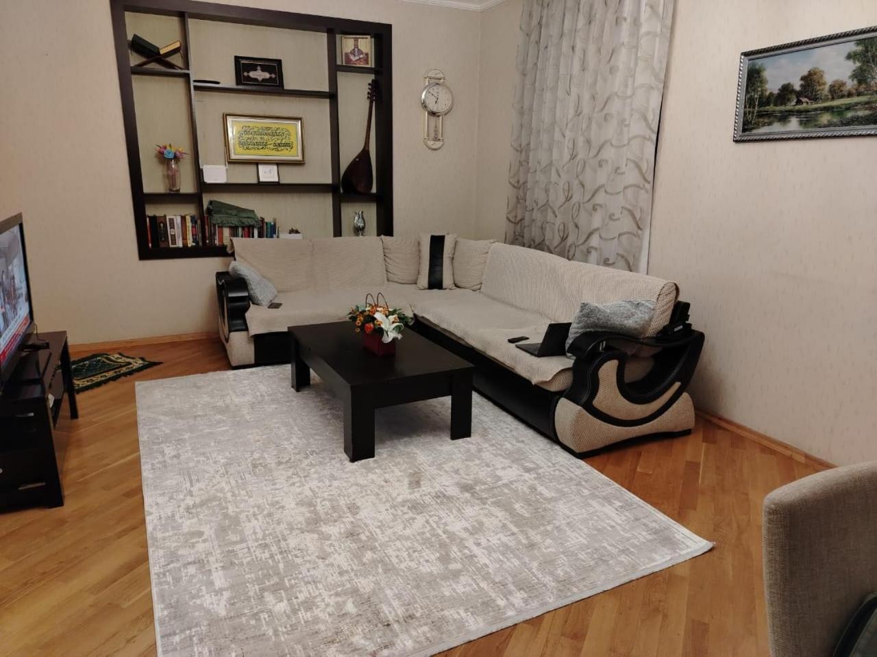 House with 3 bedrooms,1 living room and a kitchen in Bakikhanov district, near Tolkuchka