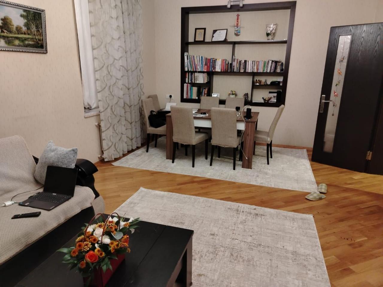 House with 3 bedrooms,1 living room and a kitchen in Bakikhanov district, near Tolkuchka