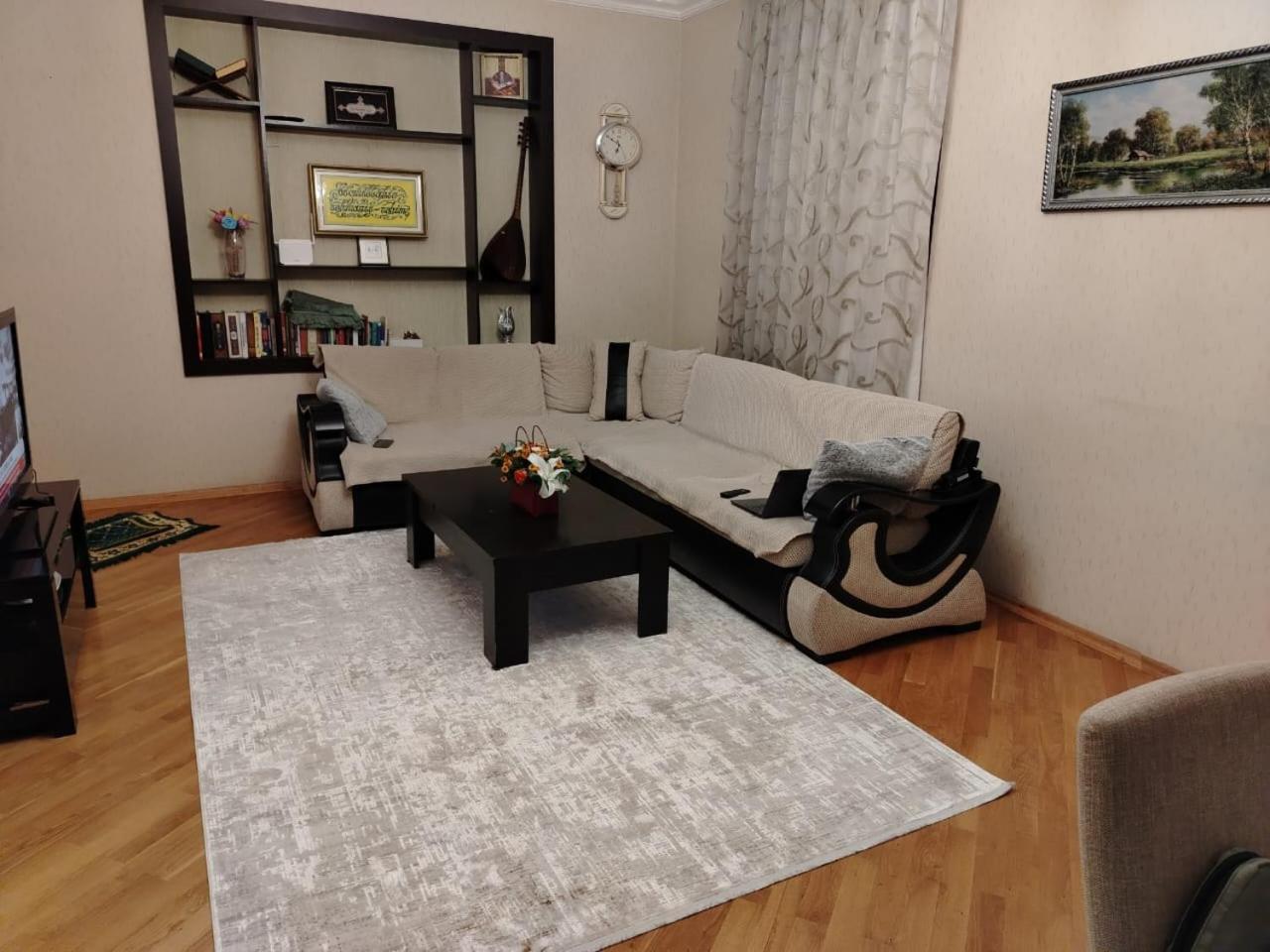 House with 3 bedrooms,1 living room and a kitchen in Bakikhanov district, near Tolkuchka