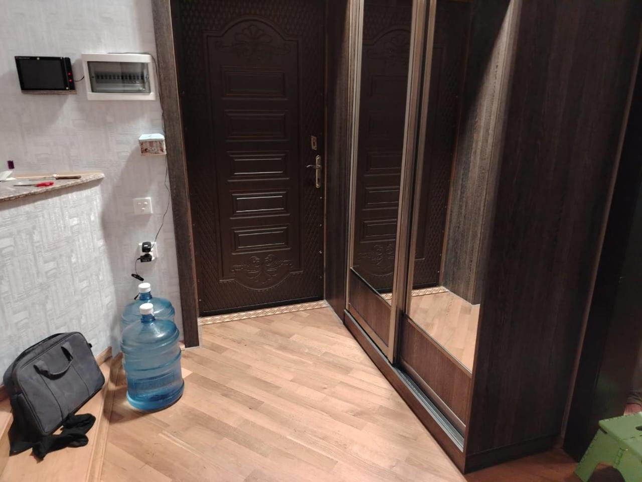 House with 3 bedrooms,1 living room and a kitchen in Bakikhanov district, near Tolkuchka