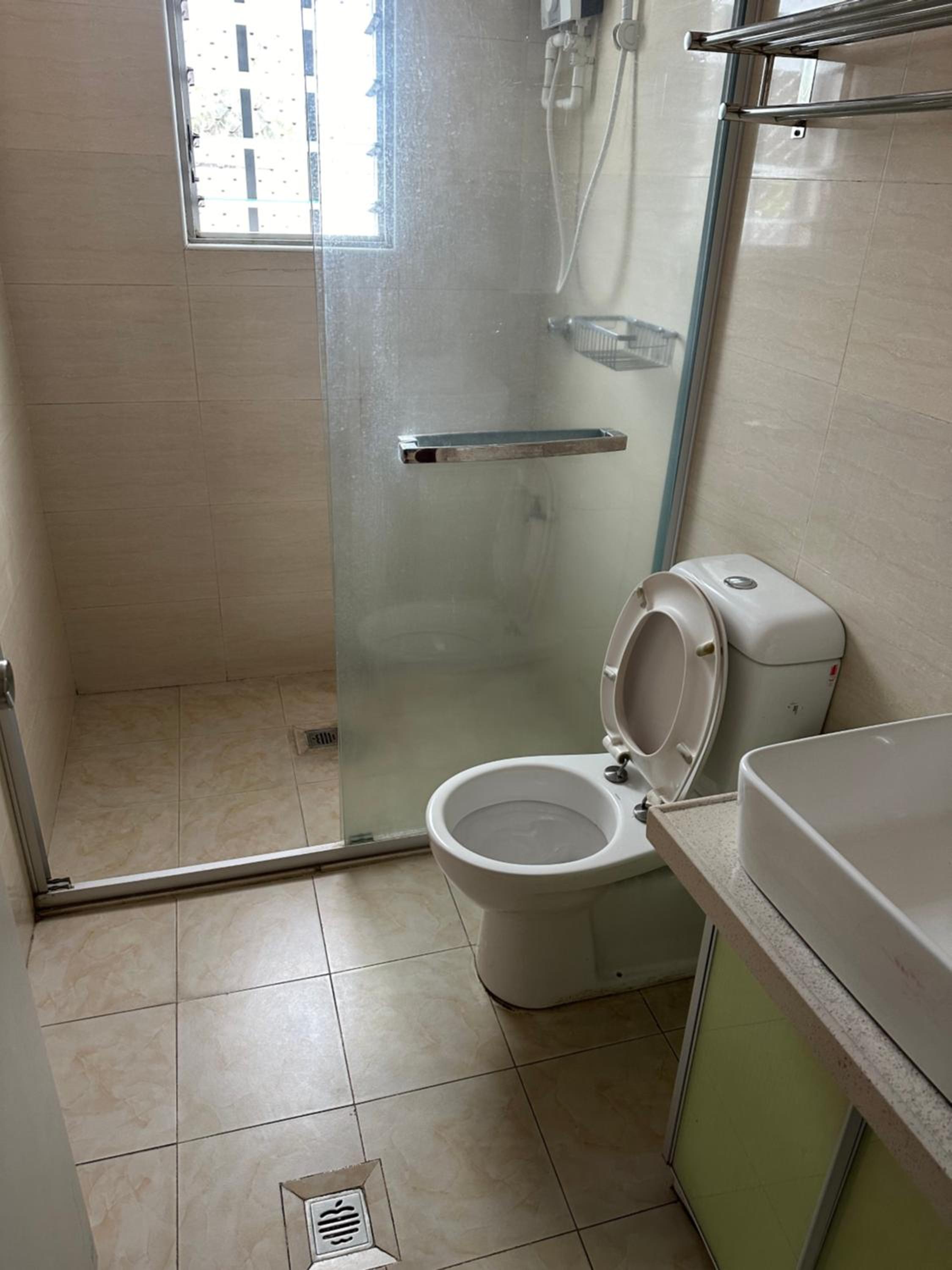Large two-bedroom apartment-free parking