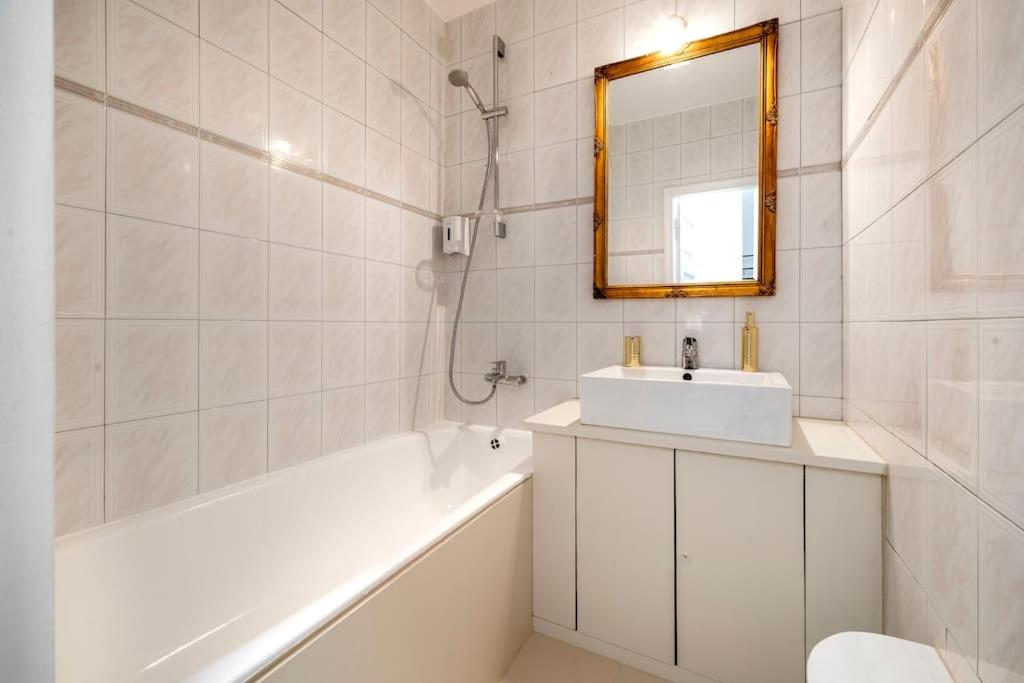 2BR 98m2 Old Town Apt with Pool Table and Free Parking! view 2