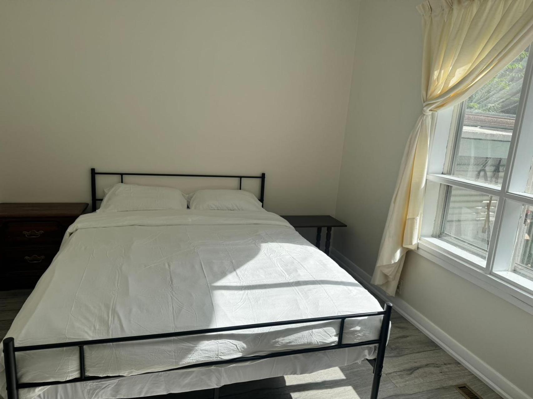 Queen Comfort Close to Finch Station & Shopping