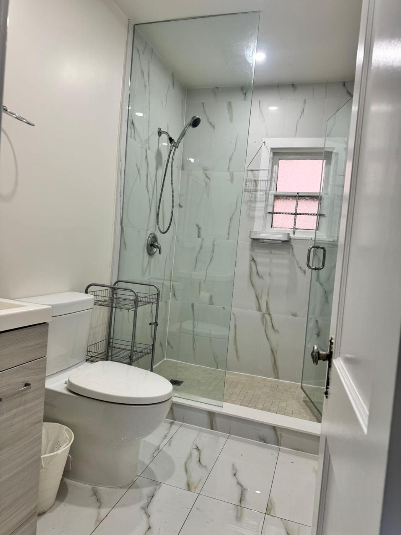 Queen Comfort Close to Finch Station & Shopping