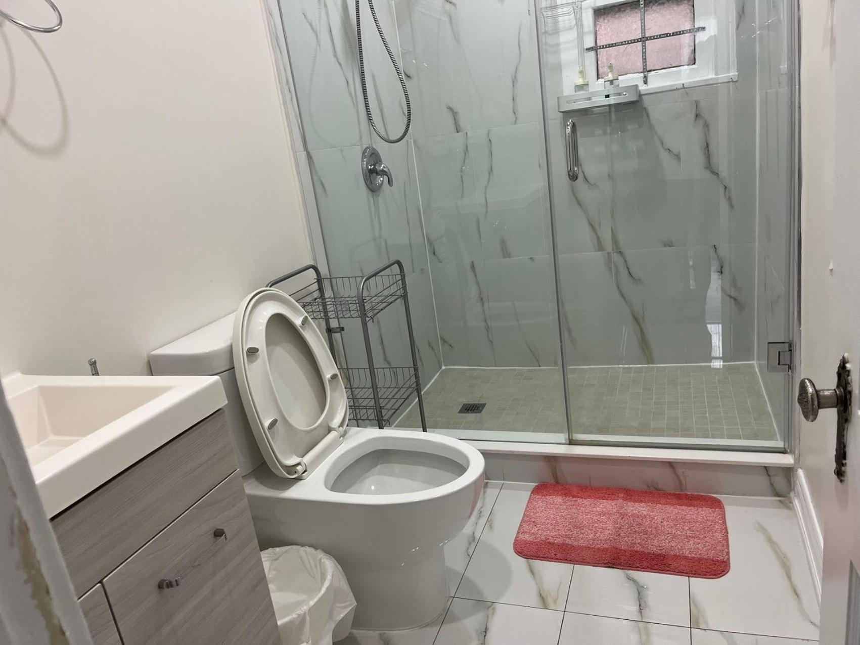 Queen Comfort Close to Finch Station & Shopping