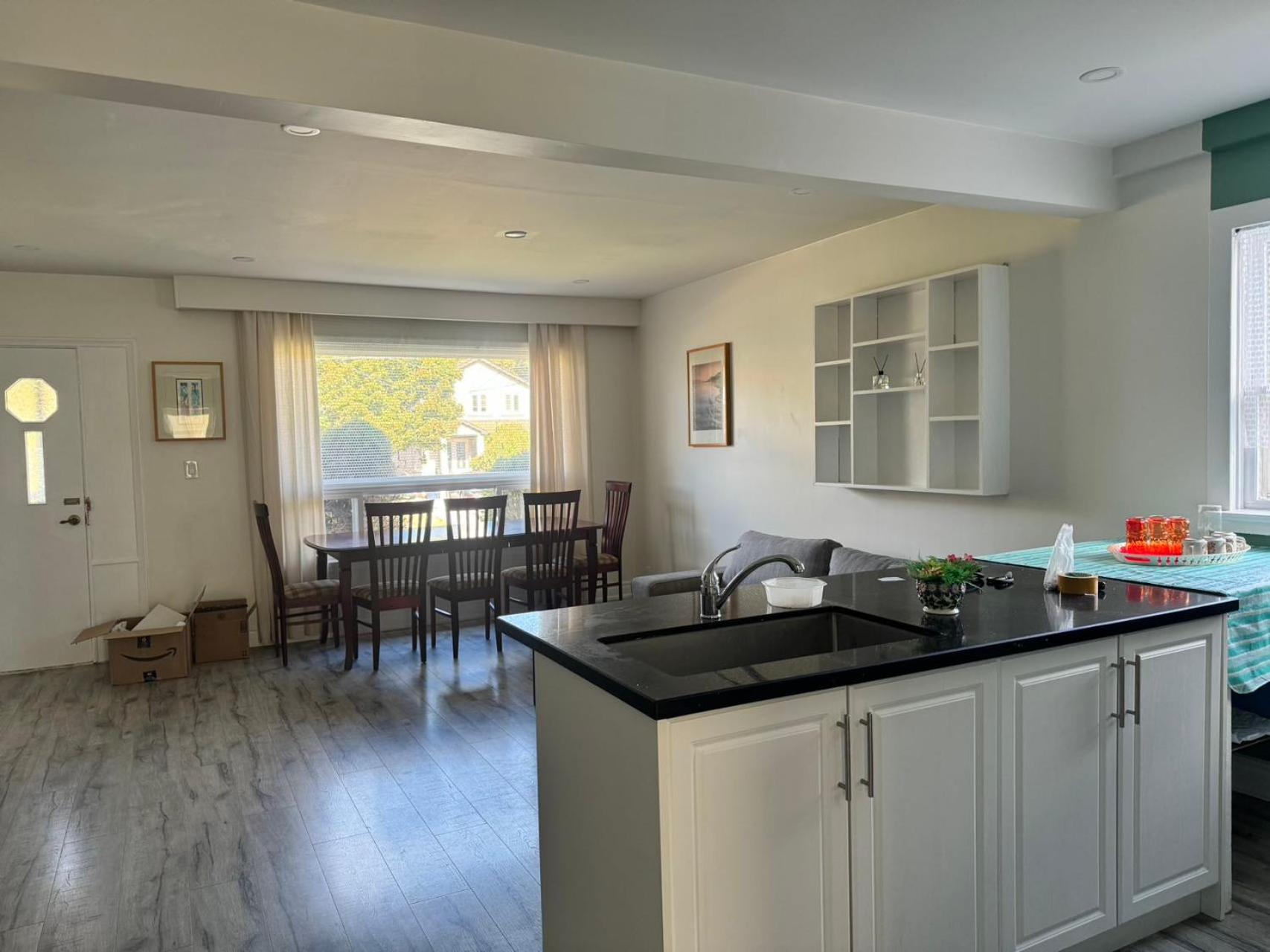 Queen Comfort Close to Finch Station & Shopping