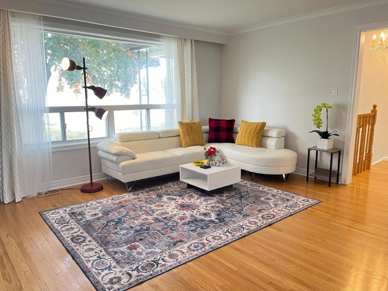 Sunny House - Main Floor, Free parking, in Toronto