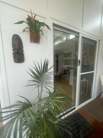 Saltbush - Ideally located and modernised MCM Beach House