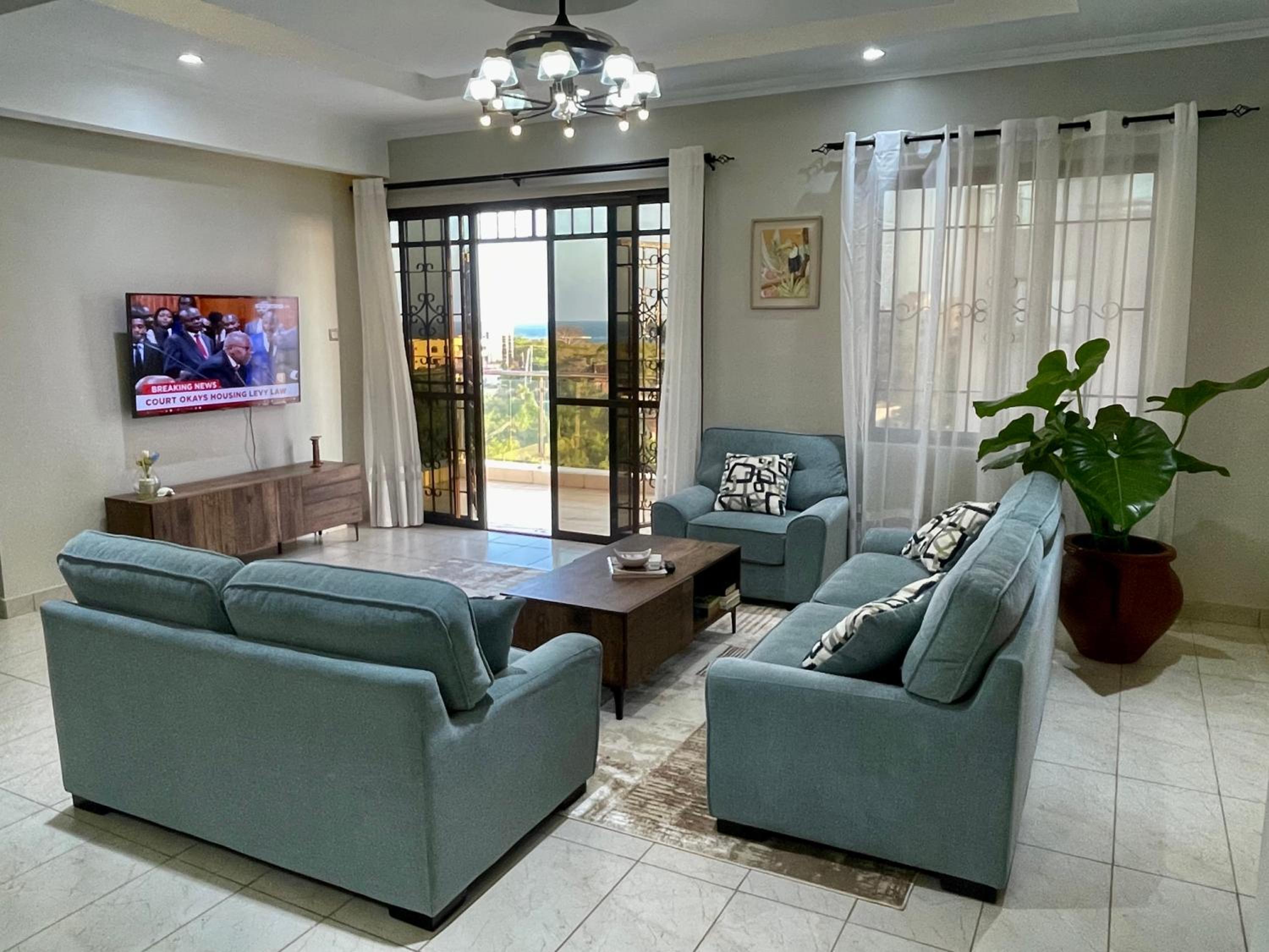 Zuri's Luxurious Oceanview Penthouse, Meters from the beach view 2