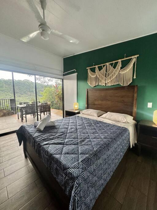 Casa en Ciudad Colón en medio de montañas