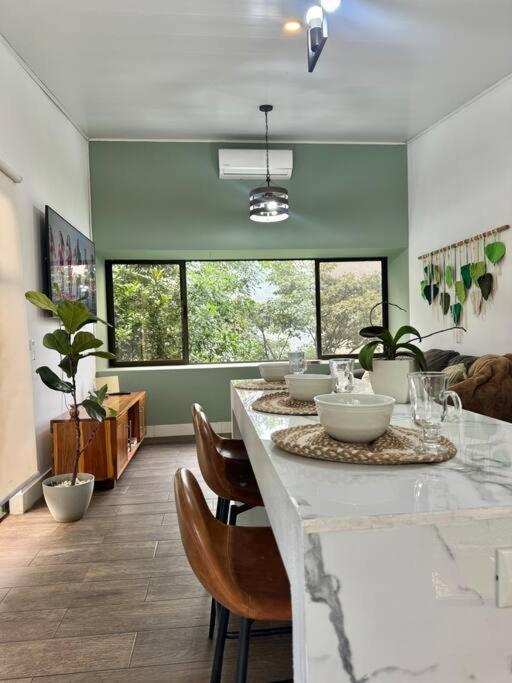 Casa en Ciudad Colón en medio de montañas