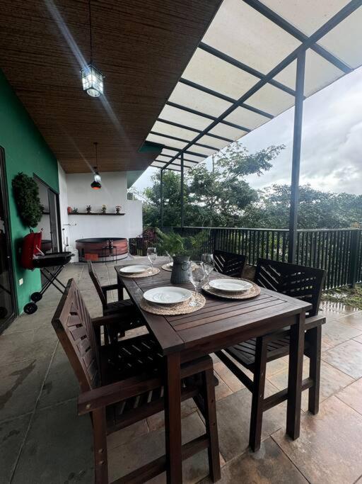 Casa en Ciudad Colón en medio de montañas