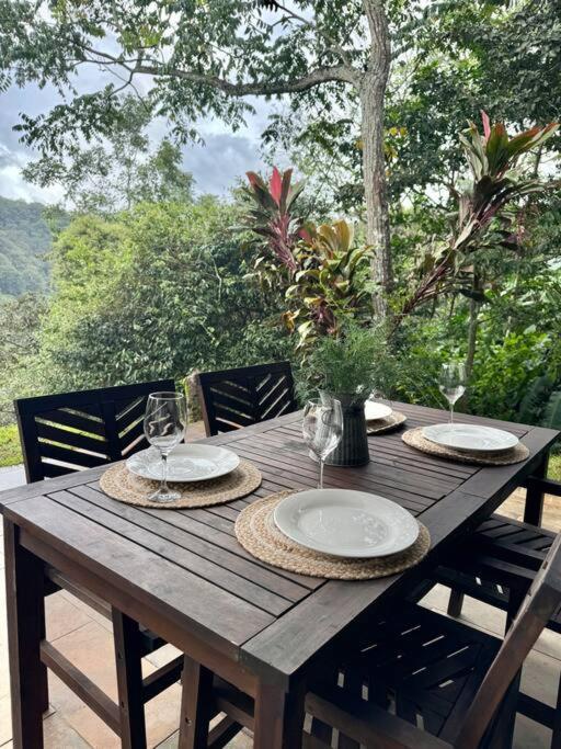 Casa en Ciudad Colón en medio de montañas