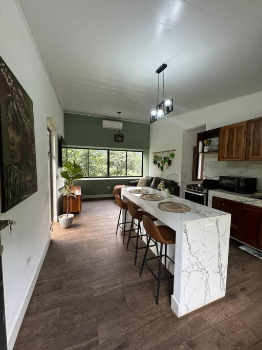 Casa en Ciudad Colón en medio de montañas
