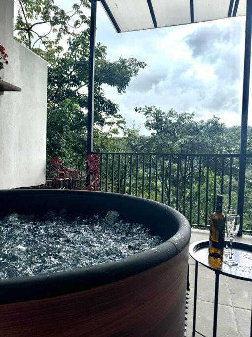 Casa en Ciudad Colón en medio de montañas