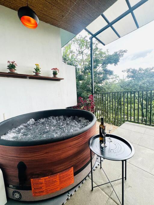 Casa en Ciudad Colón en medio de montañas