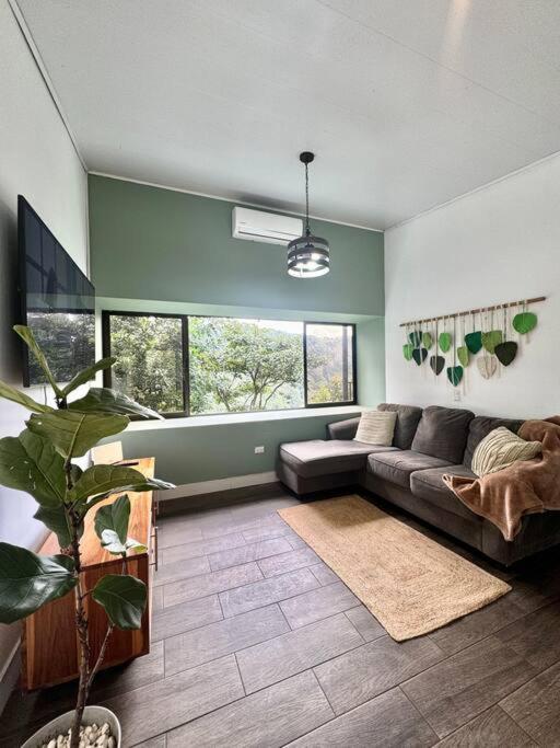 Casa en Ciudad Colón en medio de montañas