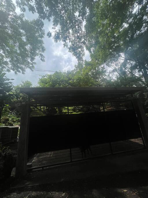 Casa en Ciudad Colón en medio de montañas