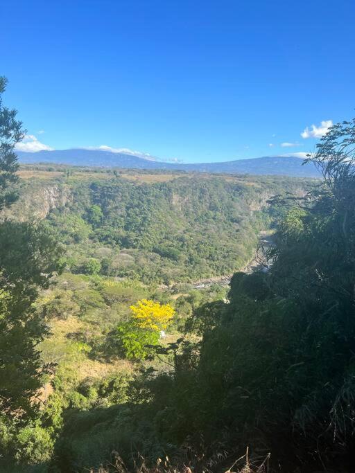 Casa en Ciudad Colón en medio de montañas