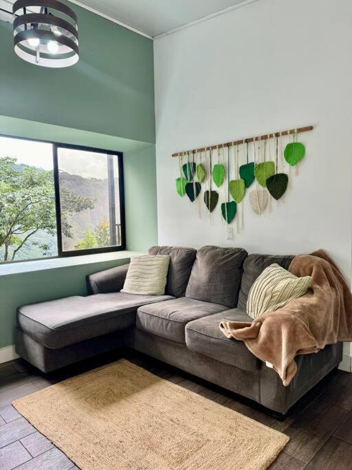Casa en Ciudad Colón en medio de montañas