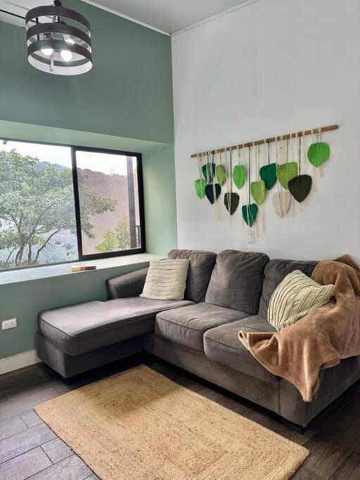 Casa en Ciudad Colón en medio de montañas