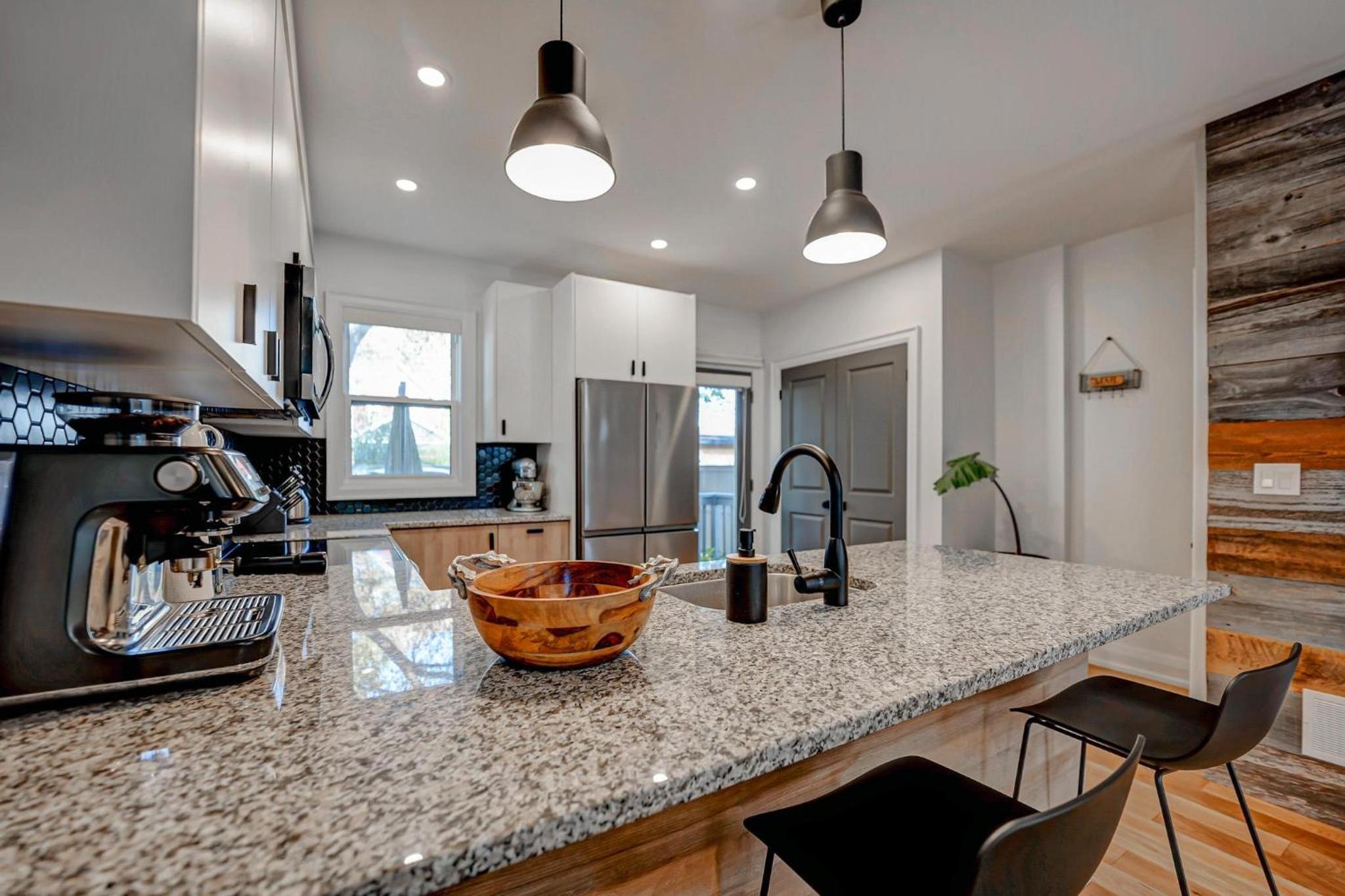 Beautiful modern 2Bdr sunny home with French decor