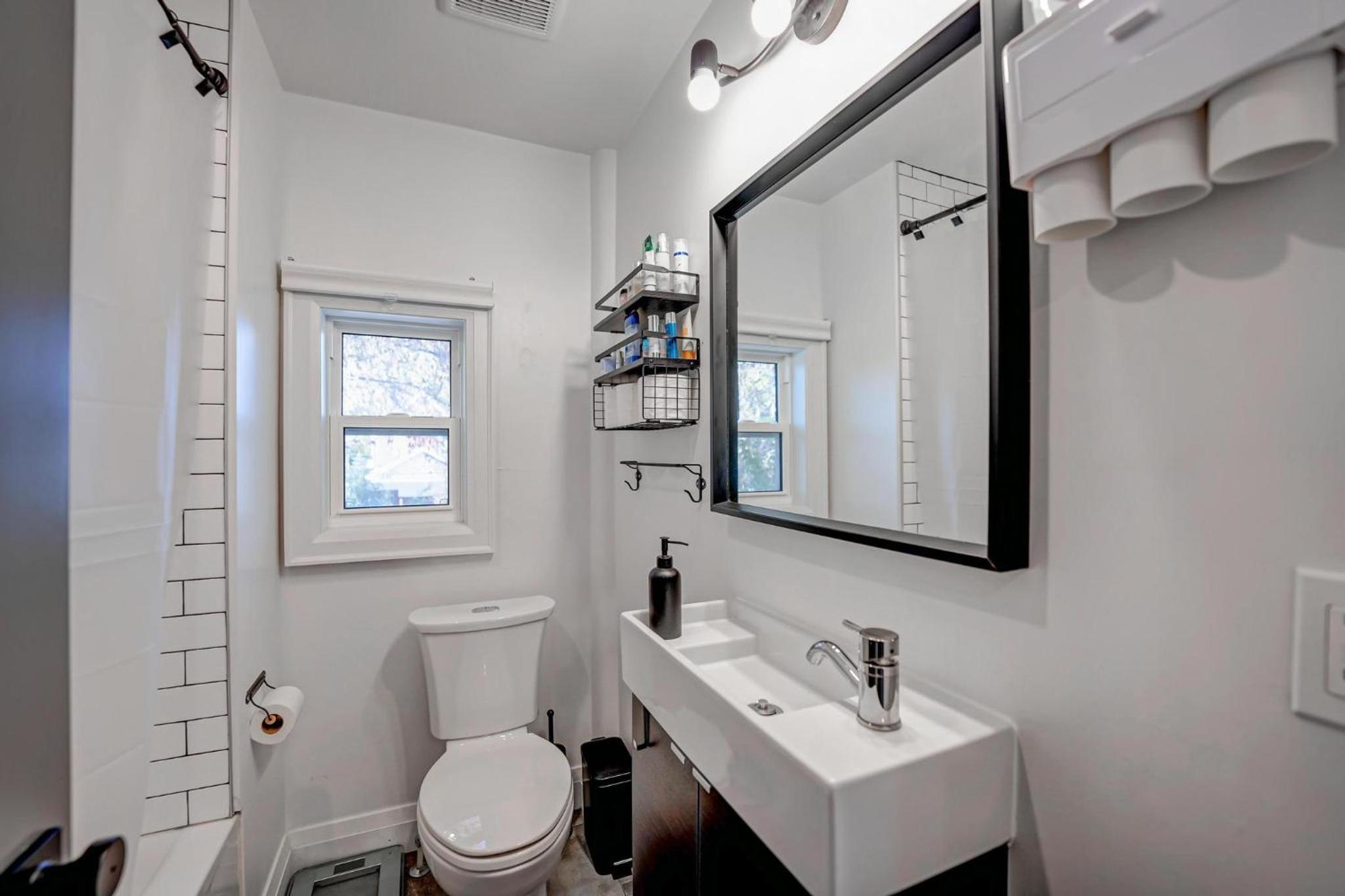 Beautiful modern 2Bdr sunny home with French decor