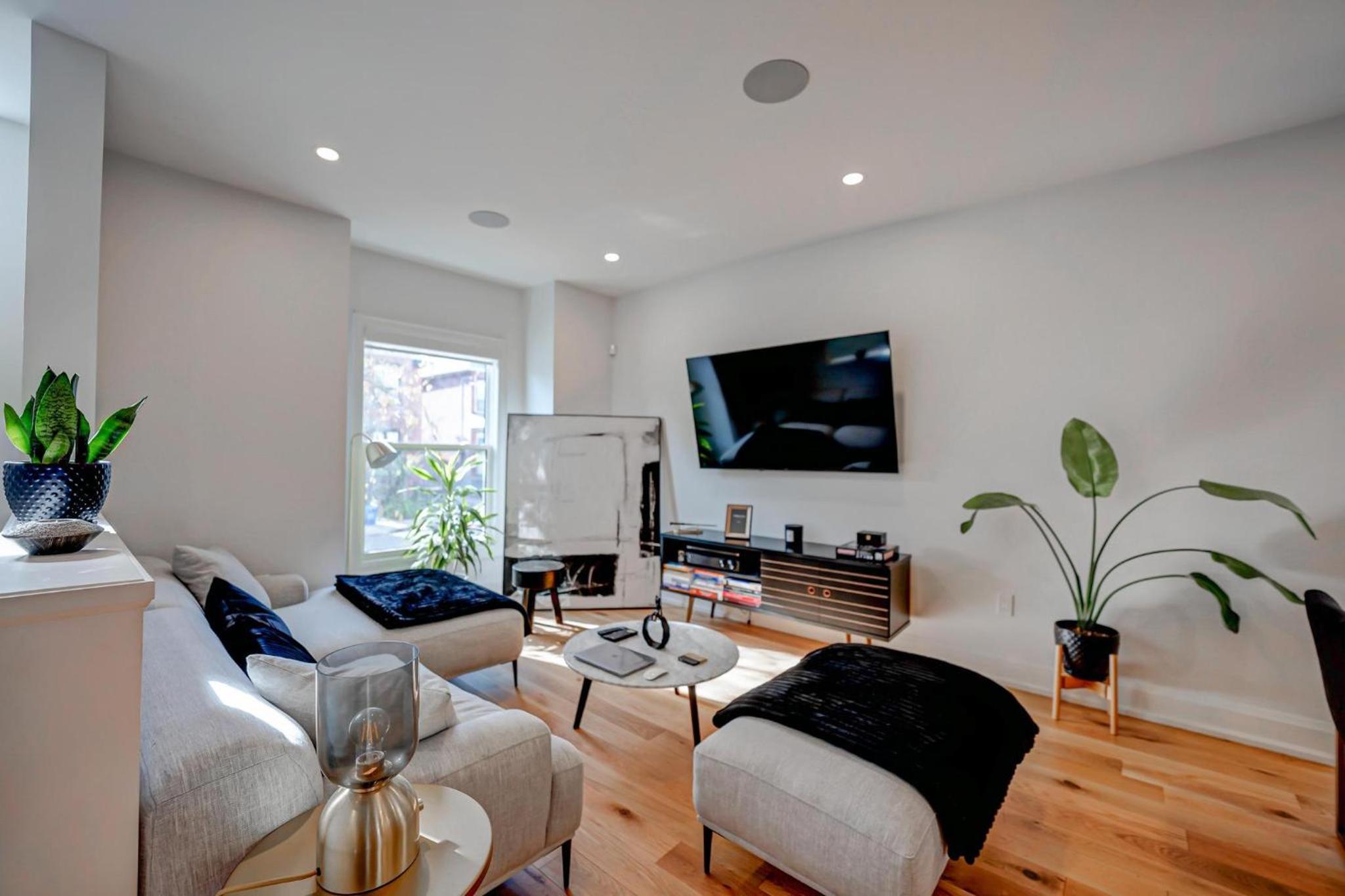 Beautiful modern 2Bdr sunny home with French decor