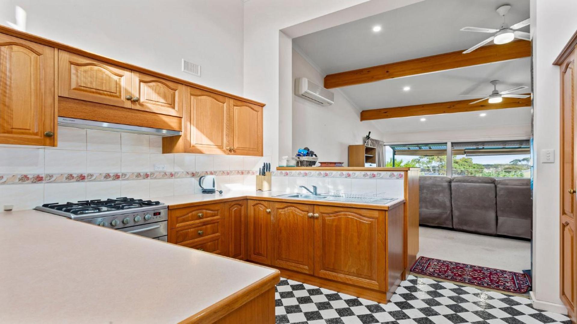 Coastal Drift - Escape To Coastal Bliss At This 3 - Bedroom Holiday Rental In Coffin Bay!