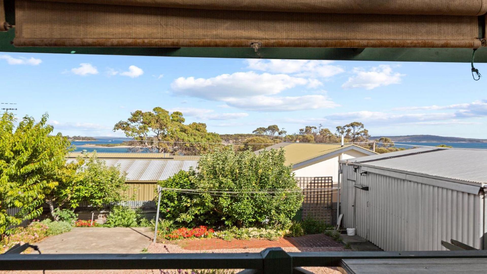 Coastal Drift - Escape To Coastal Bliss At This 3 - Bedroom Holiday Rental In Coffin Bay!