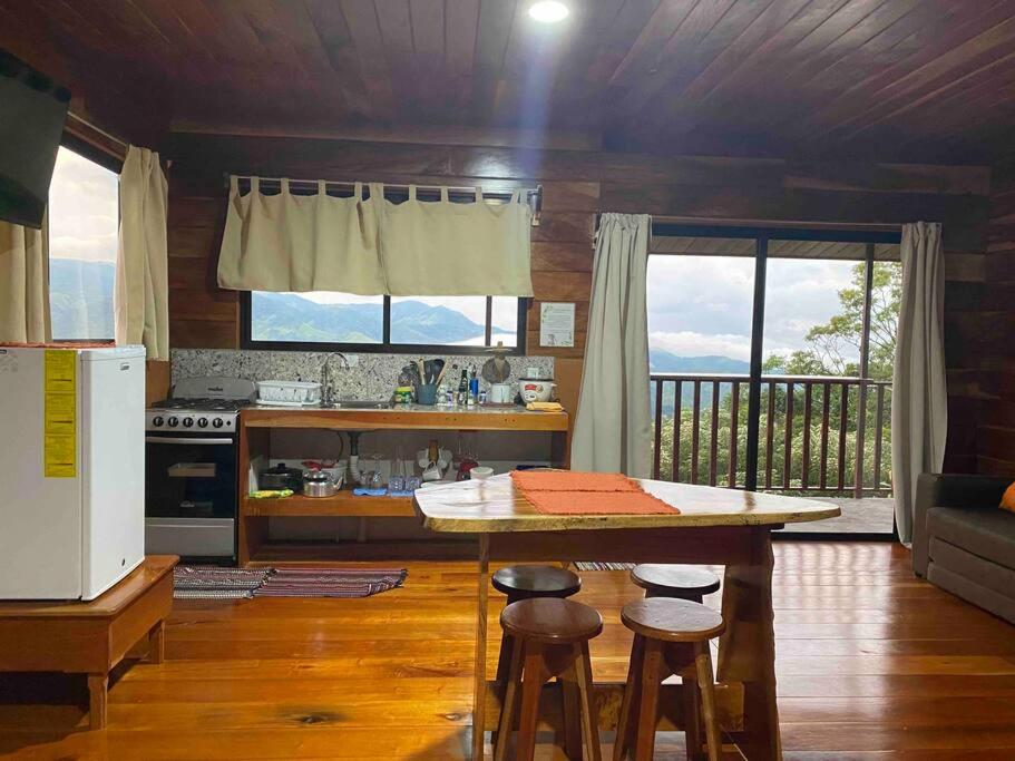 Cabina vista al valle Monteverde