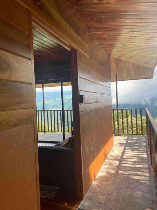 Cabina vista al valle Monteverde
