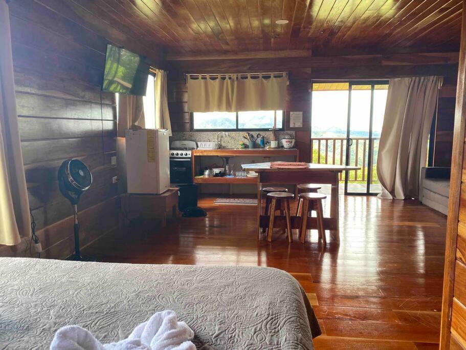 Cabina vista al valle Monteverde