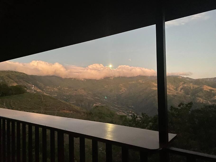 Cabina vista al valle Monteverde