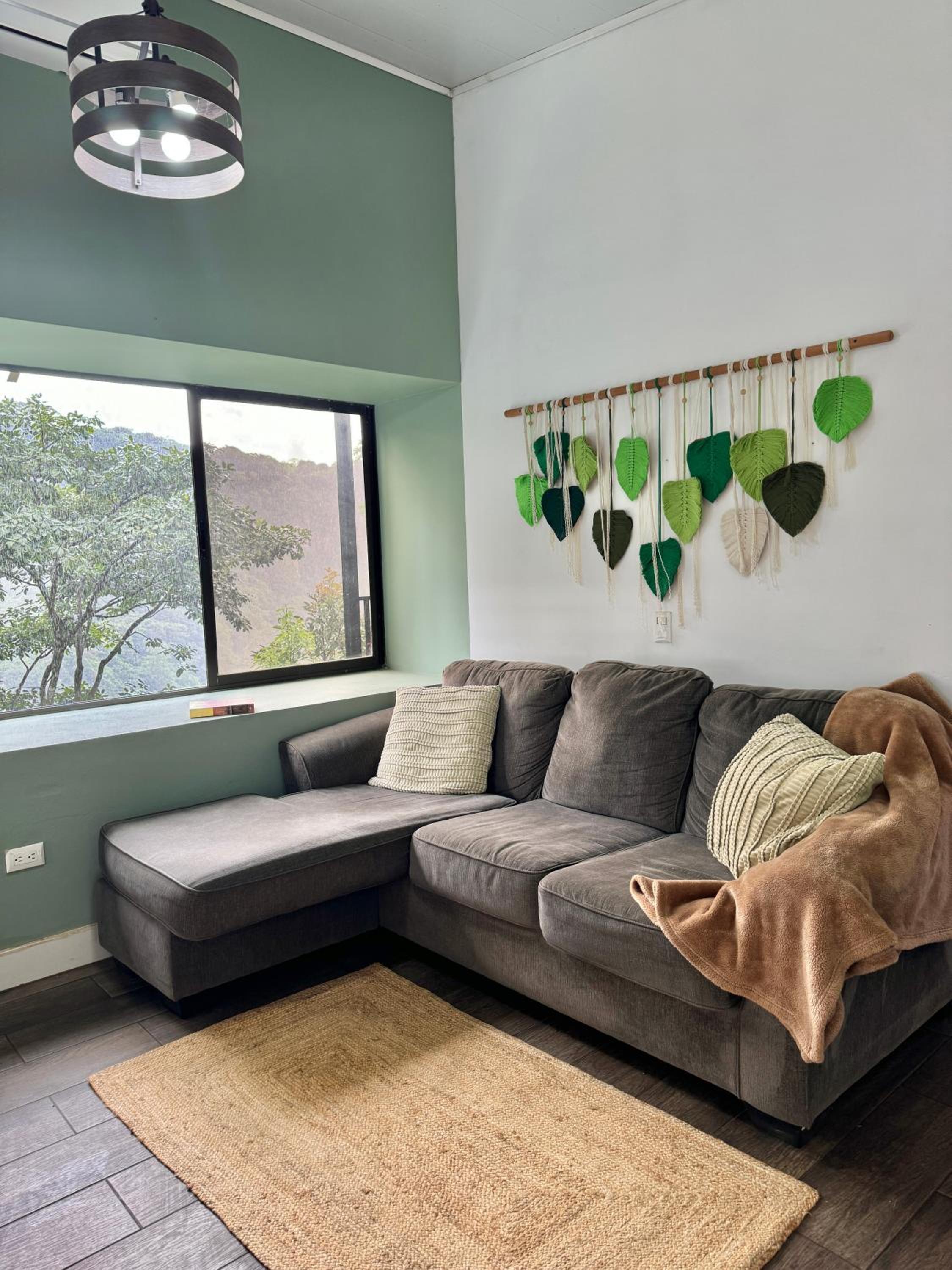 Casa en Ciudad Colón en medio de montañas