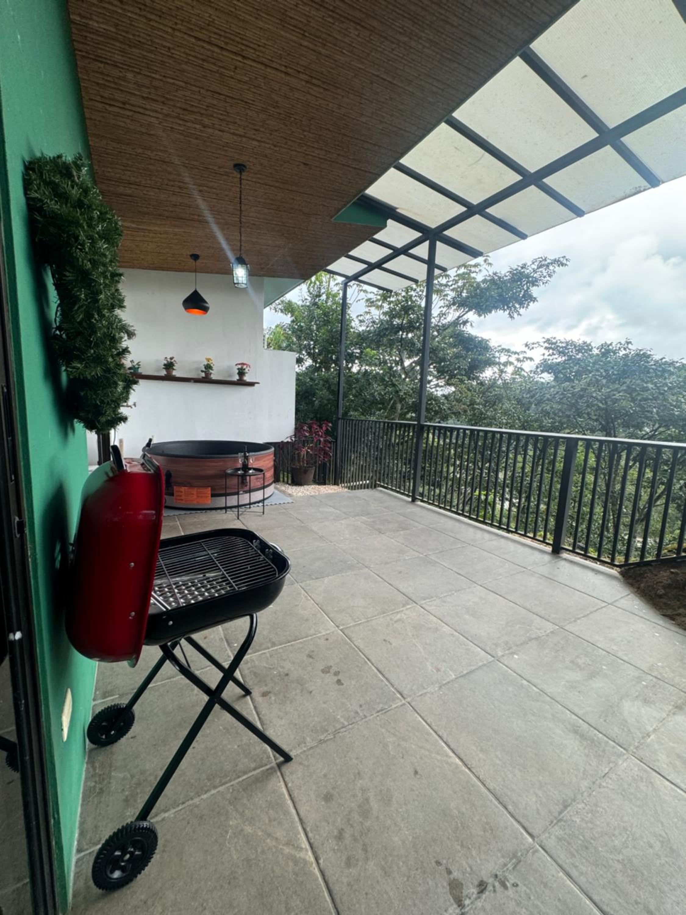 Casa en Ciudad Colón en medio de montañas