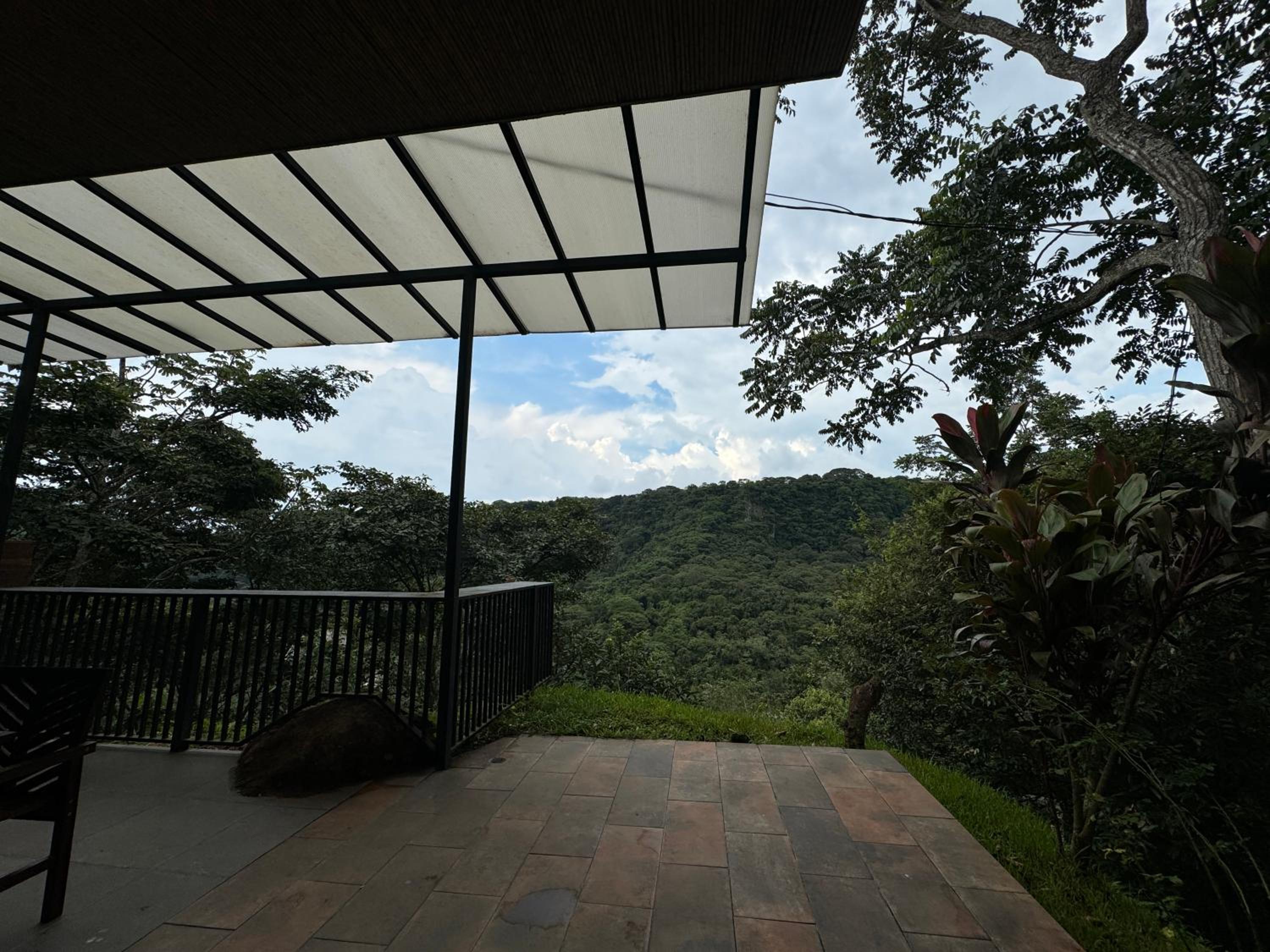 Casa en Ciudad Colón en medio de montañas
