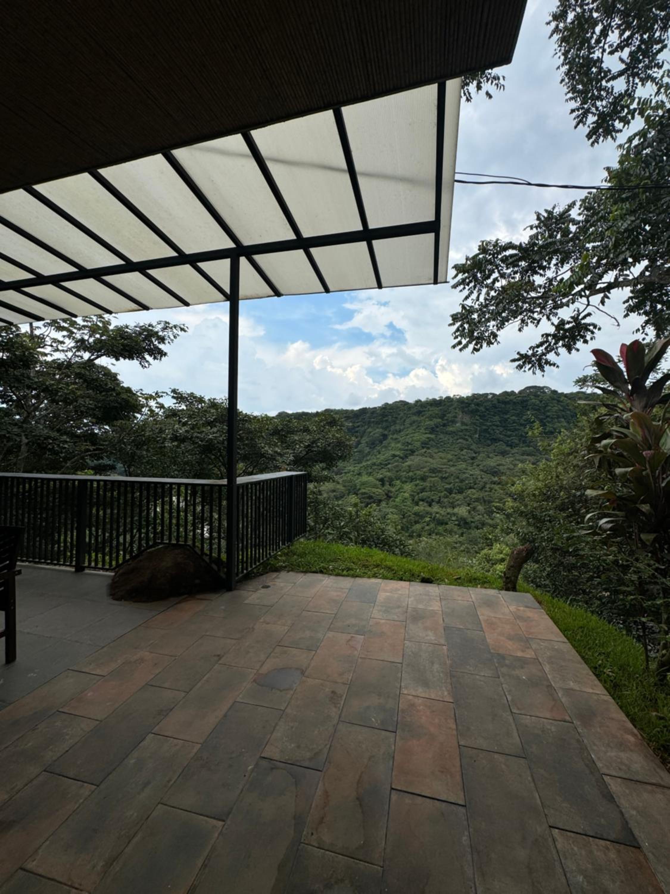 Casa en Ciudad Colón en medio de montañas