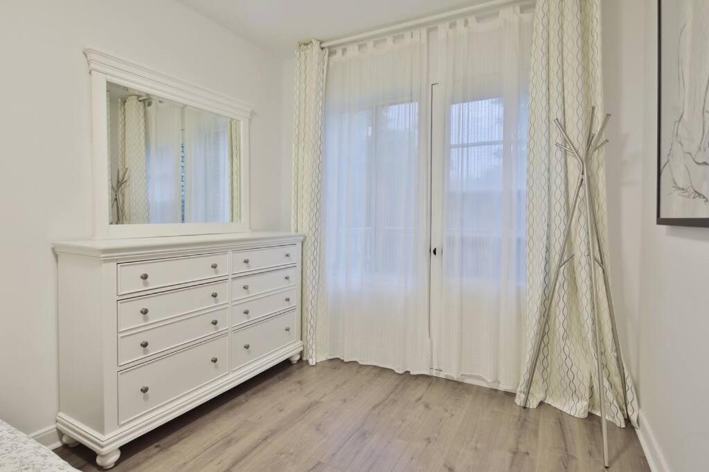 Modern 3-BR Home Free Parking Next to Metro