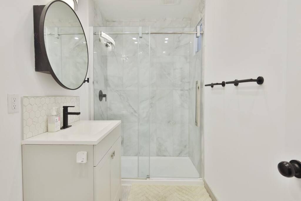 Modern 3-BR Home Free Parking Next to Metro