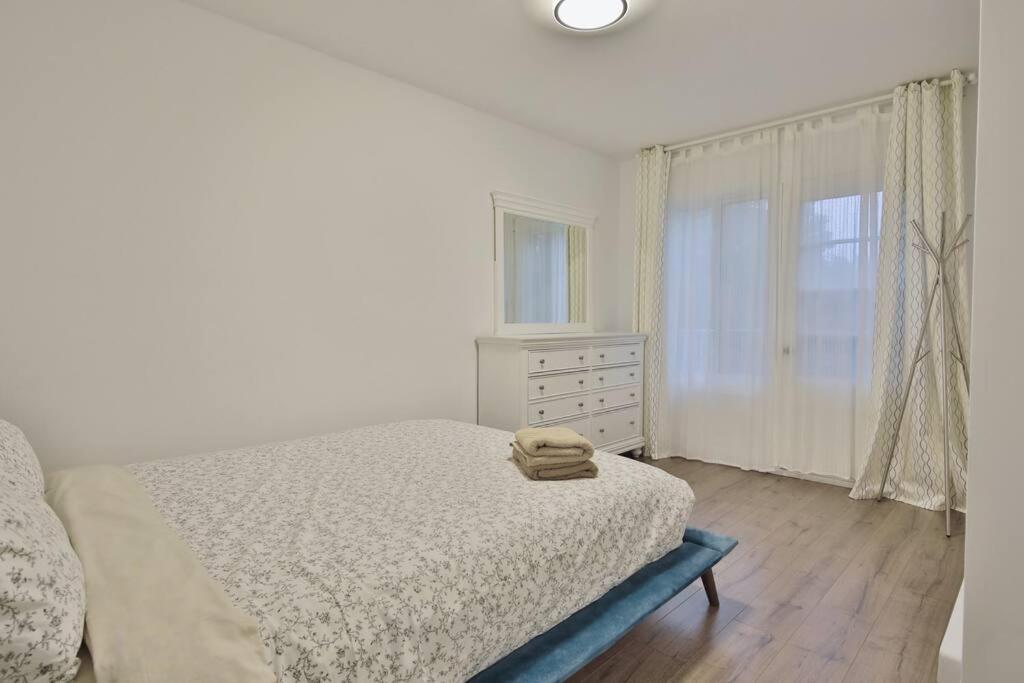 Modern 3-BR Home Free Parking Next to Metro