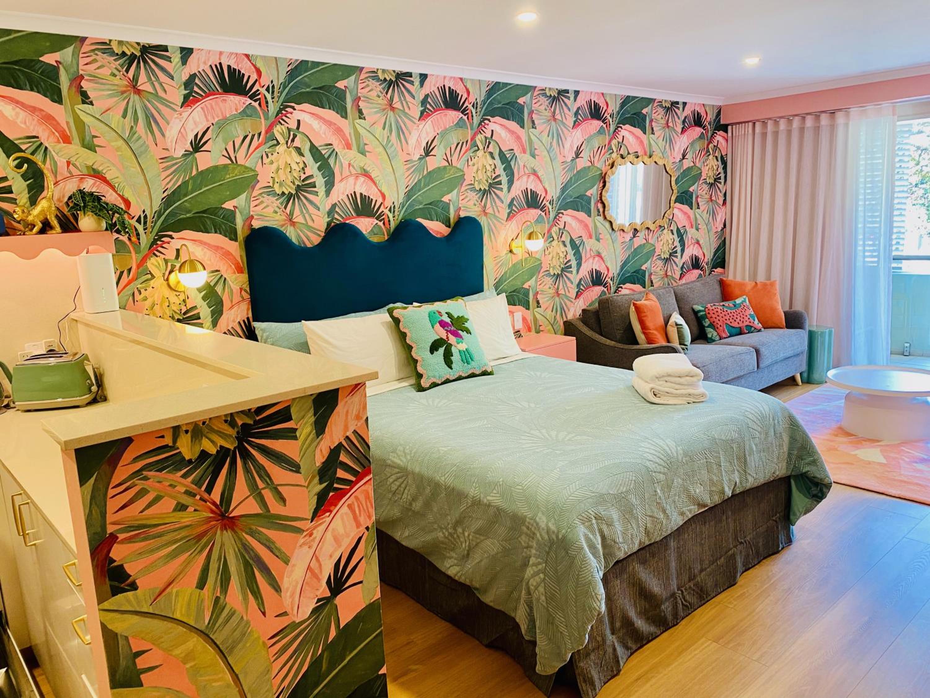 Manly Vibes - fabulous design with gym, sauna, streaming, right opposite wharf & beach