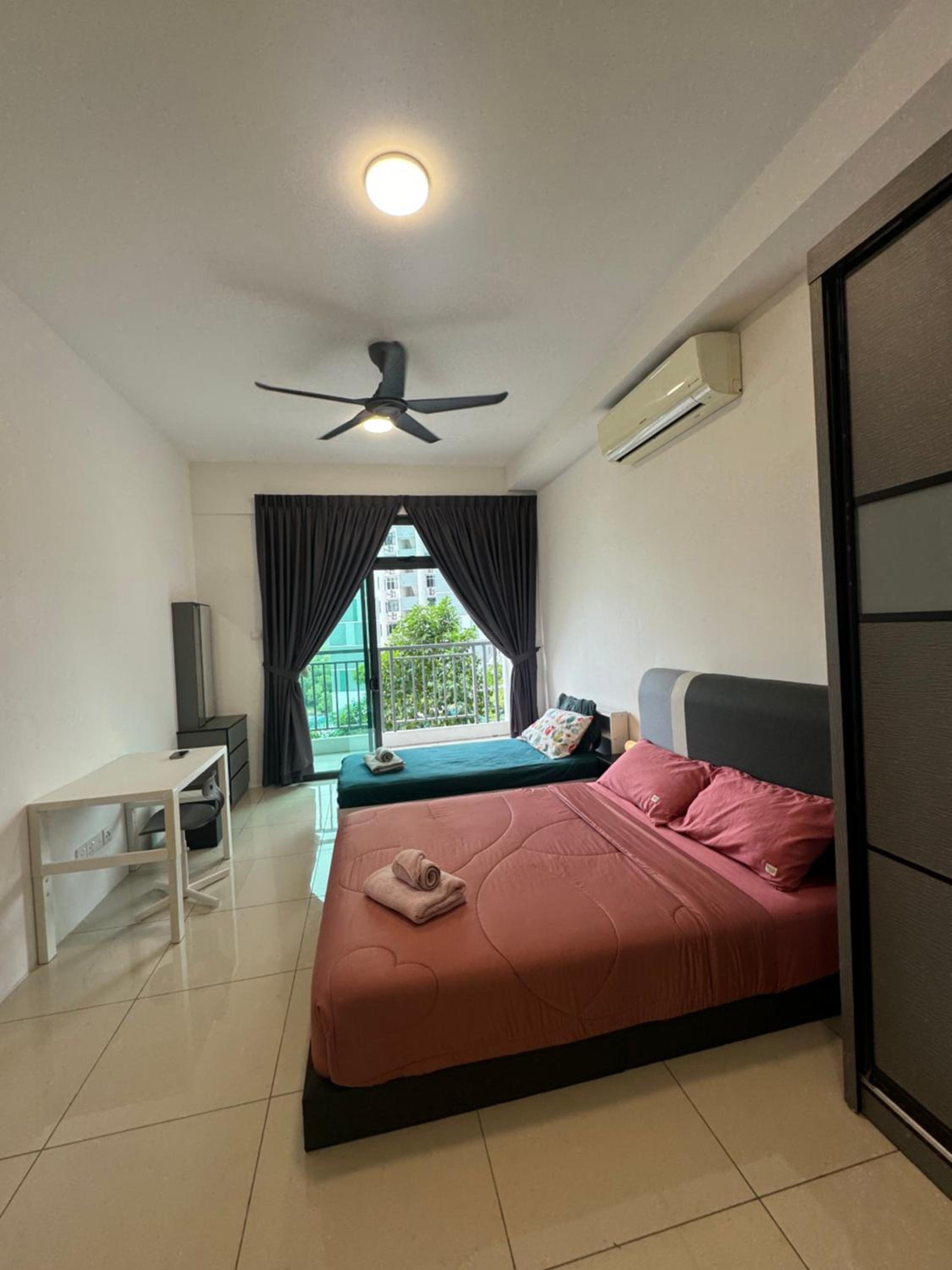 HomeNest JB City Poolview suite by Cozy Home