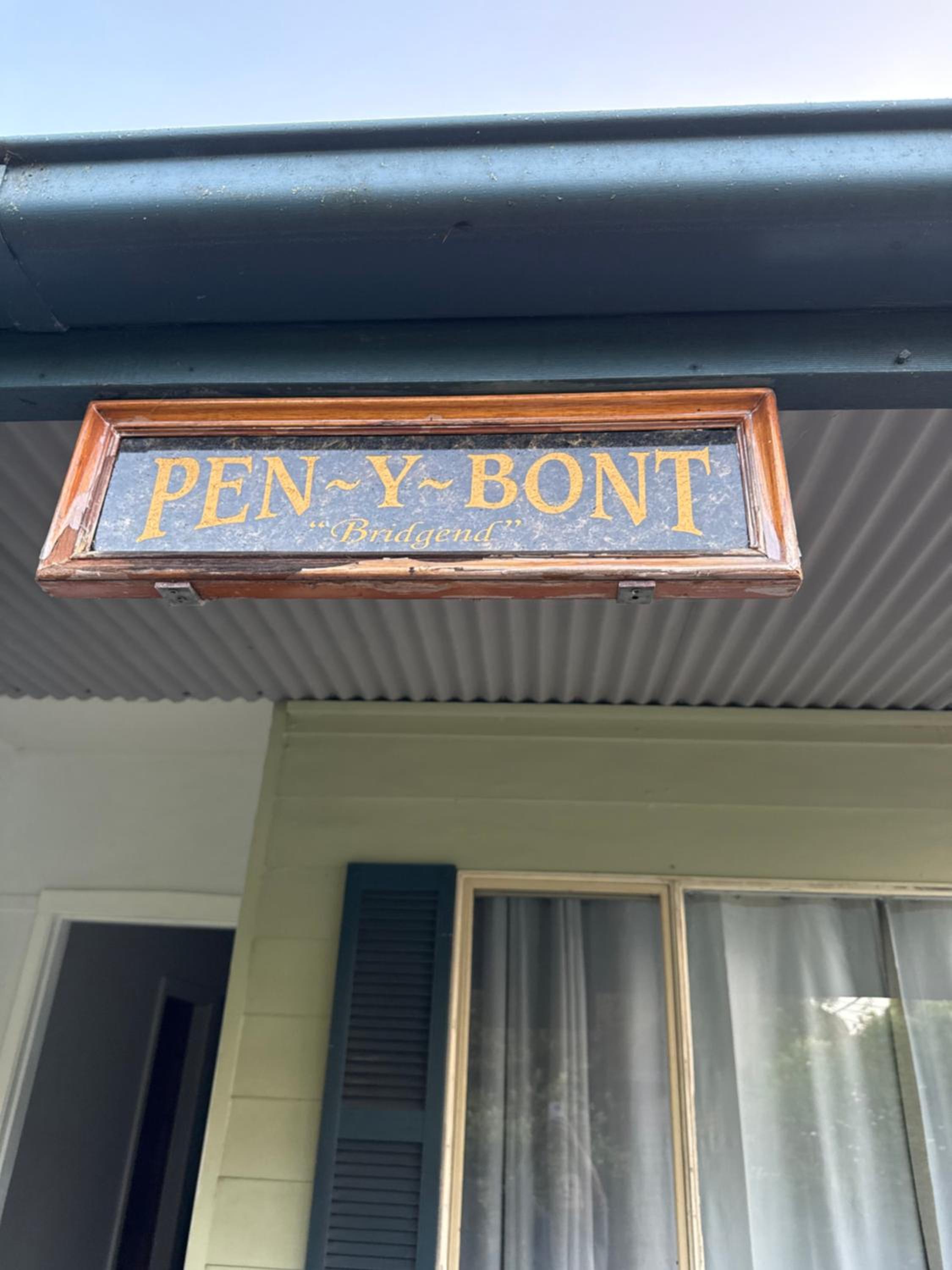 Pen-Y-Pont 4 bedroom riverfront retreat with cottage charm