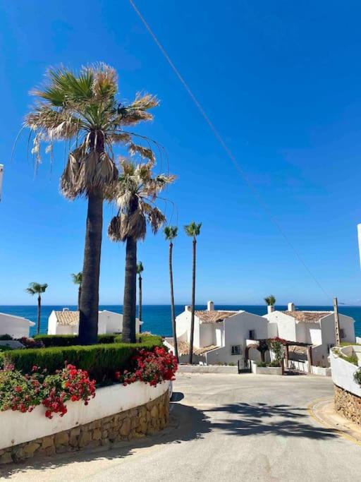 Nyrenoverat! Beachfront townhouse med pool