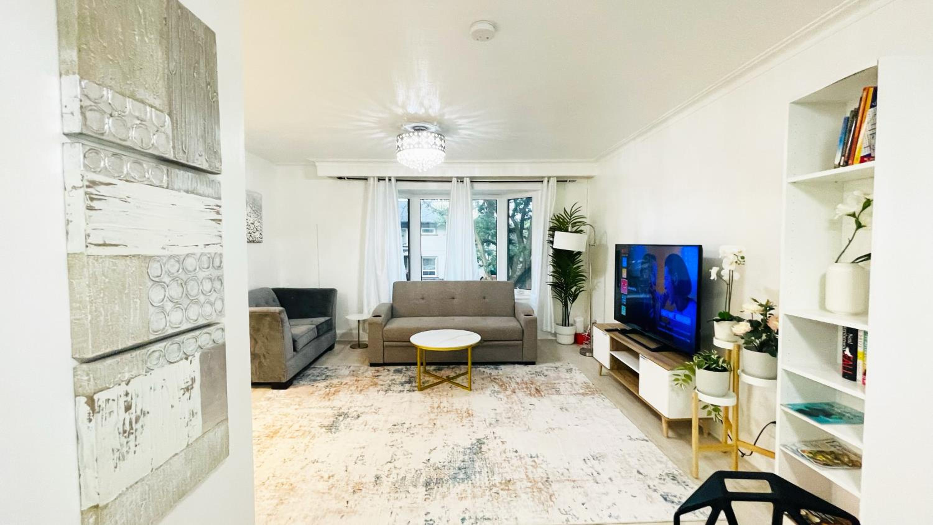 Amazing Home Near Toronto Airport with 2 Parking