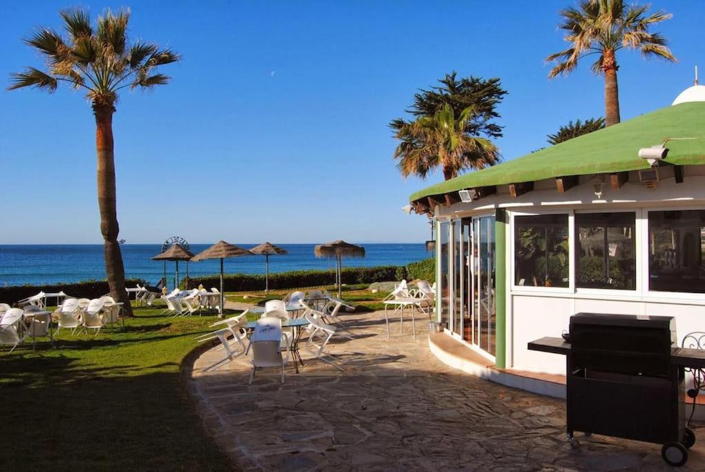 Nyrenoverat! Beachfront townhouse med pool