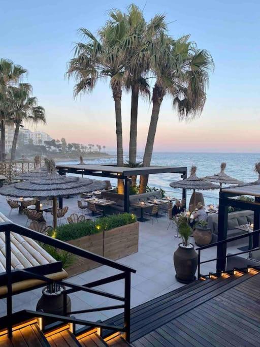 Nyrenoverat! Beachfront townhouse med pool